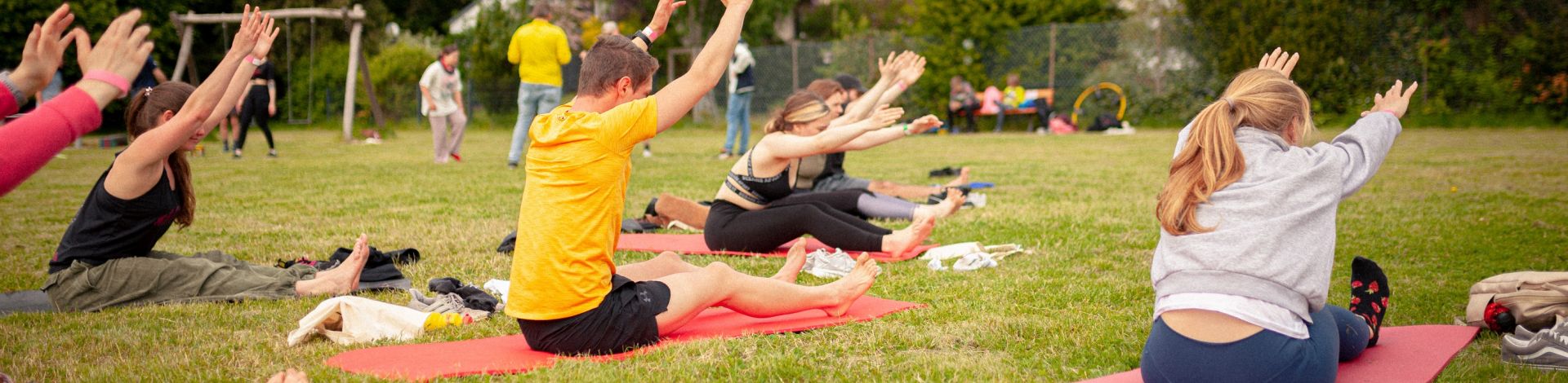 Yoga auf dem Sportplatz des Merscheider Turnvereins